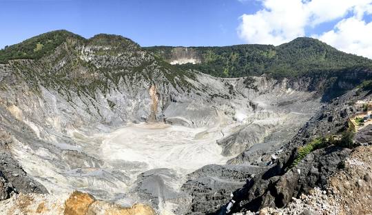 Tangkuban Perahu: Keindahan Gunung Berapi Aktif dengan Kawah yang Spektakuler